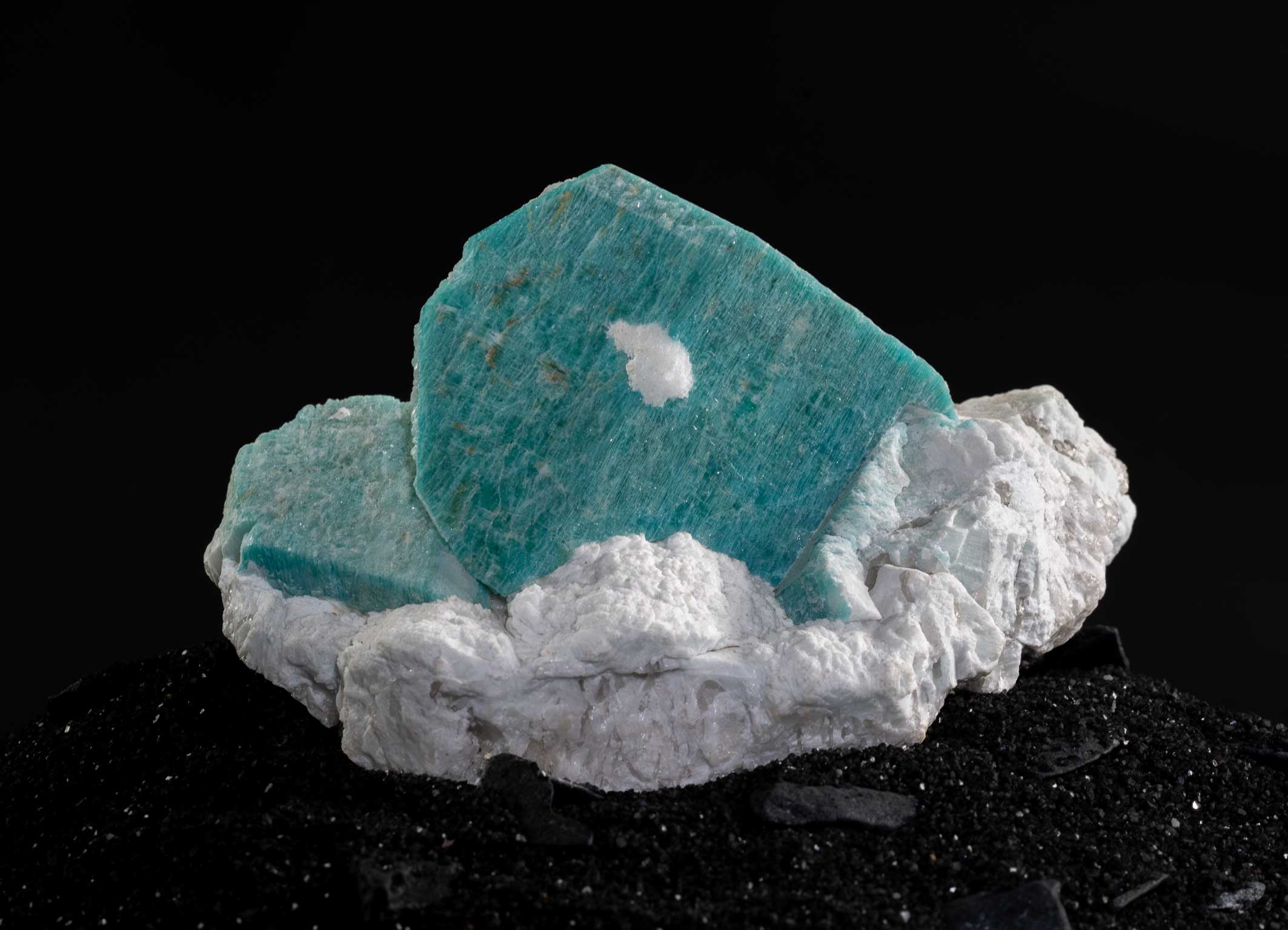 Amazonit,-ein-Feldspat,-Äthiopien