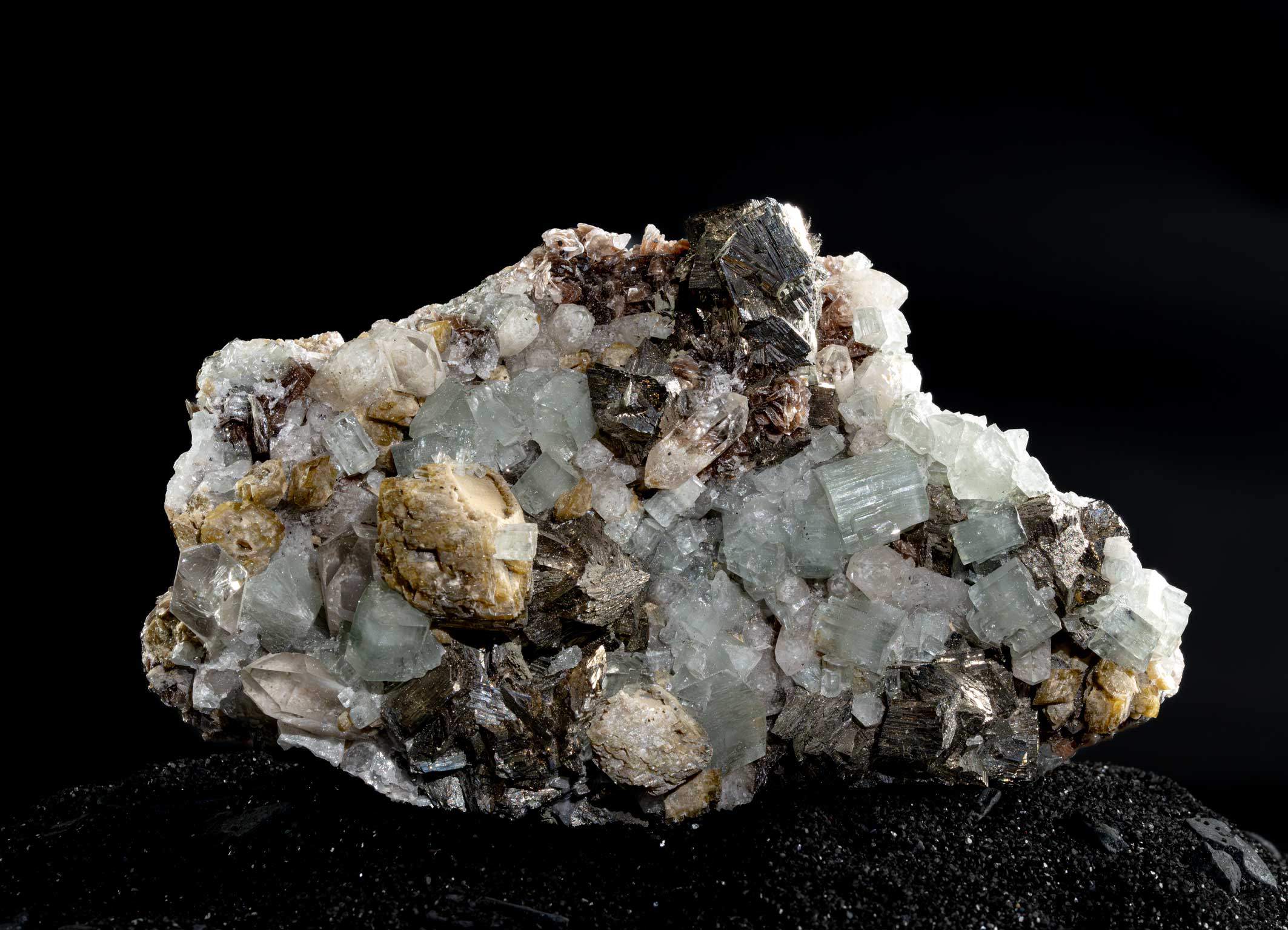 Apatit-auf-Eisenerzkristallen