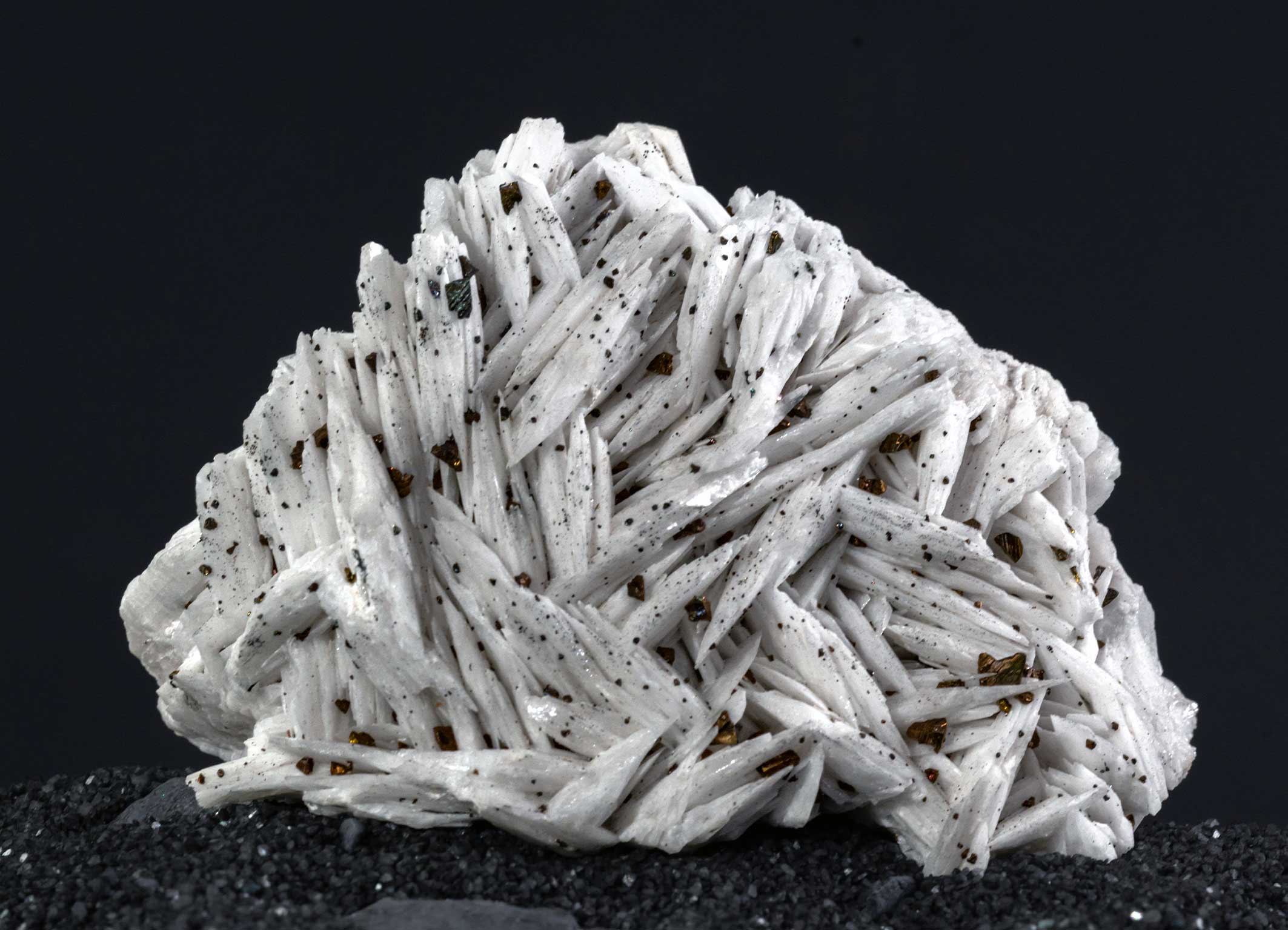 Baryt-oder-Schwerspat-mit-Kupferkies-aufgetupft