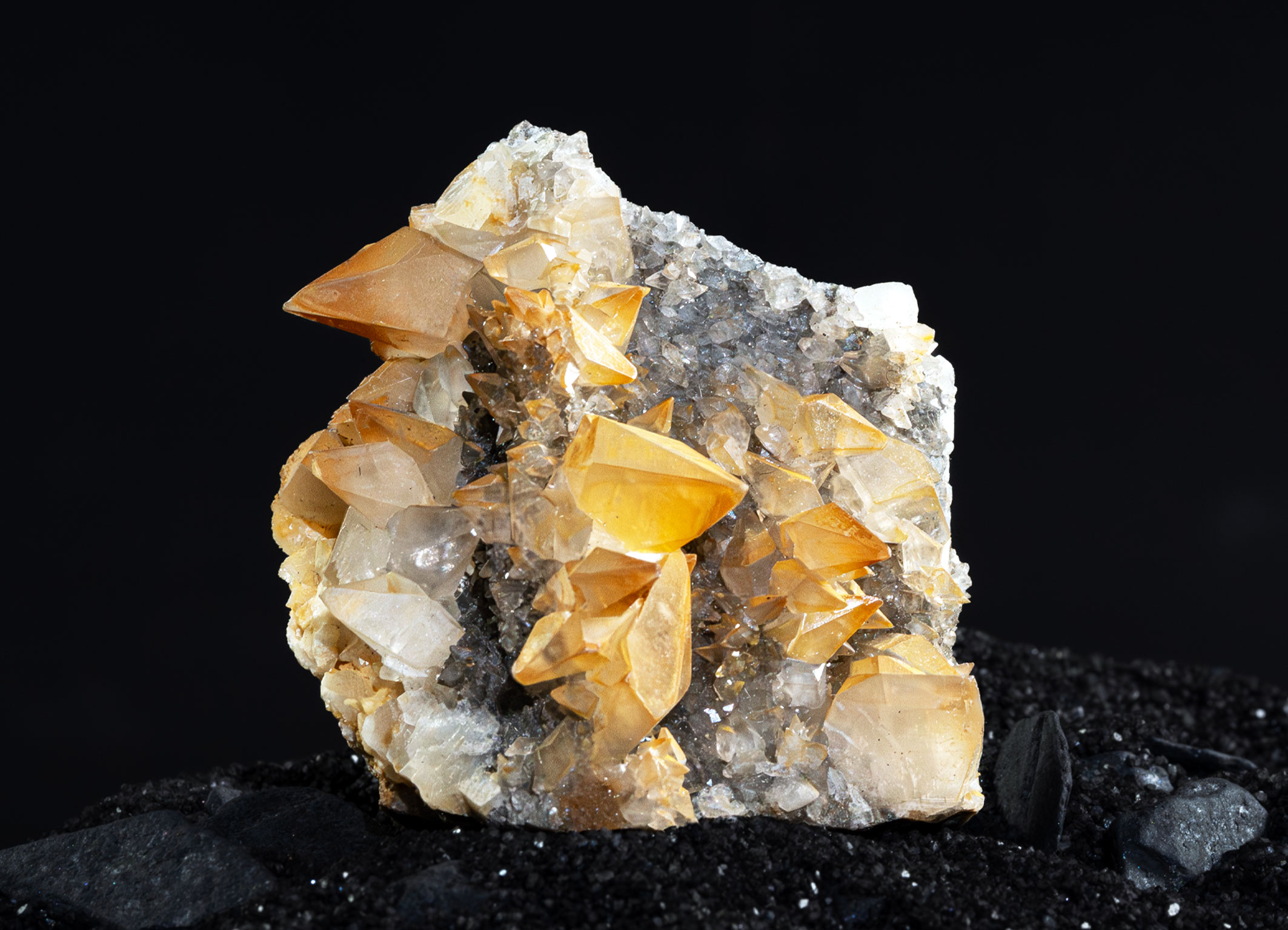 Calcit-oder-Kalkspat-(Hundszahnkristalle