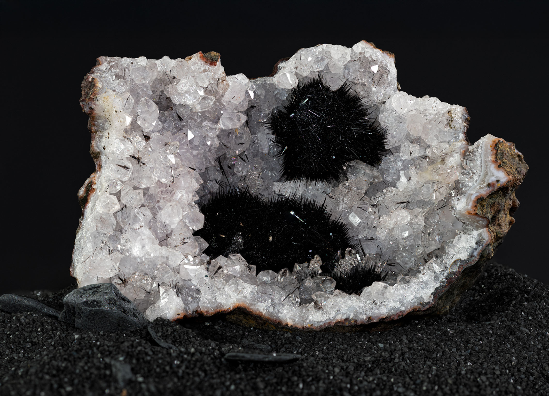 Goethit-(Eisenerz)-in-Quarzdruse